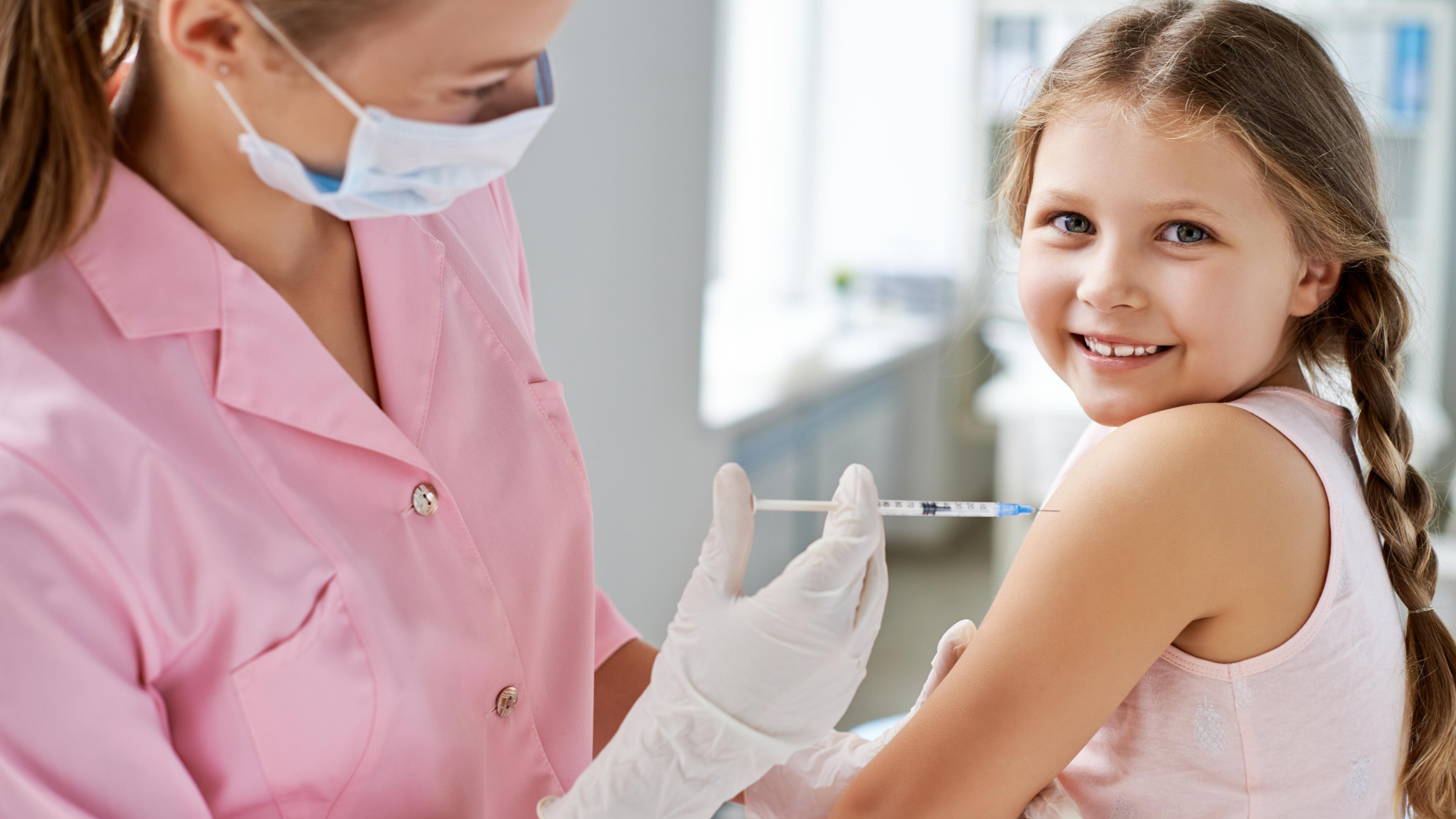 Вакцины в детских поликлиниках. Вакцинация детей. Прививка детям. Вакцинация маленьких детей. Укольчики для детей.